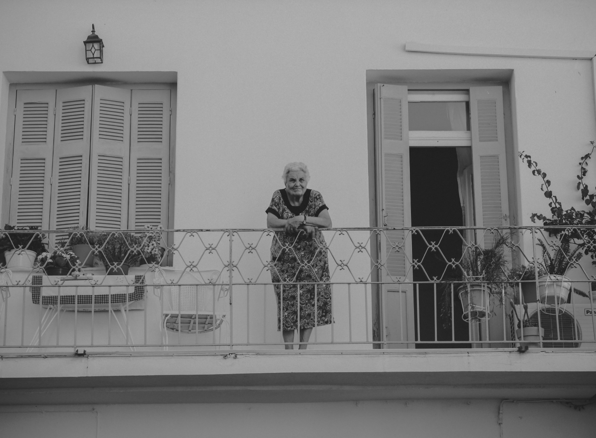starsza osoba na balkonie